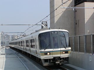 高架化された加古川駅下り線を「回送」表示で到着する加古川止め快速