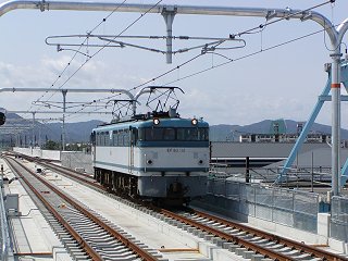 高架化された加古川駅上り線を通過するEF65単機
