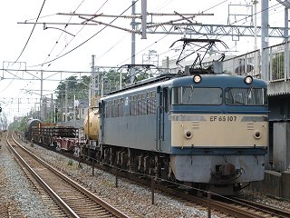 EF65国鉄色車牽引の専用貨物8864列車