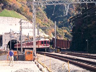 左がトンネルへ向かう新線。右が旧線（1995年11月）