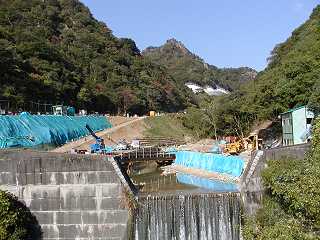 正面に工事中のダム。左に旧線跡。（2000年11月）