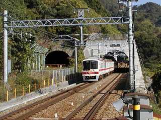 菊水山駅付近新旧トンネルが見える（2000年11月）