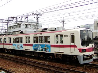三菱電機のコマーシャルトレイン（車体西側)（2002年9月〜2005年1月）