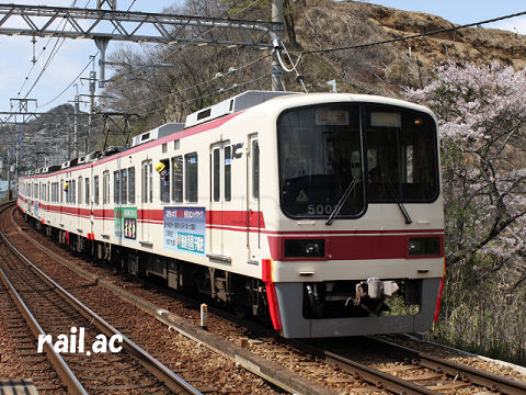 丸山駅に進入しようとしている車体幅拡幅確認試験列車5002F