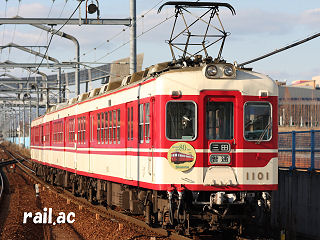神戸電鉄開通80周年記念ヘッドマークを掲げた1101F