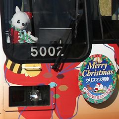 神戸電鉄クリスマス列車ヘッドマークとサンタ姿しんちゃん3代目5002号車