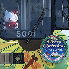 神戸電鉄クリスマス列車ヘッドマークとサンタ姿の新しんちゃん5001号車