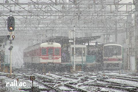 雪の舞う鈴蘭台駅