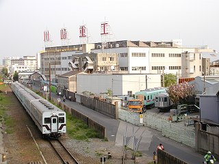 川重兵庫工場横を走る和田岬線キハ35 300番台