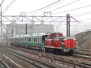 ＪＲ西日本小浜線用125系を牽引するDE10 1743