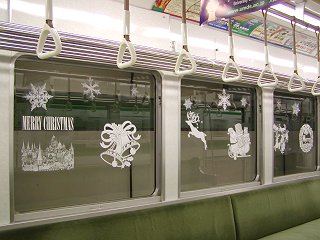 窓にクリスマスデコレーション