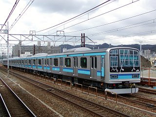 鷹取で待機中のＪＲ東日本E231系800番台