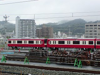 鷹取で留置中の京急1000系（向かい合わせで連結された先頭車）