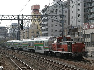 ＪＲ貨物DE10国鉄色に牽引されるＪＲ東日本E231系2階建てグリーン車