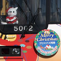 クリスマス列車ヘッドマークとサンタ姿しんちゃん3代目5002号車