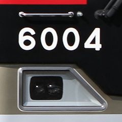 6000系で試行中の前照灯（6004号車）