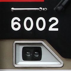 6000系で試行中の前照灯（6002号車）