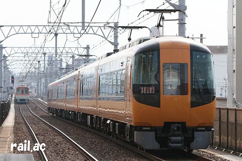 阪神本線を走る近鉄特急車両