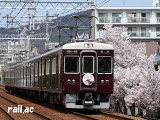 「阪神競馬場 桜花賞」ヘッドマークを掲出する7003×6R