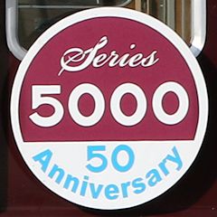 5000系車両誕生50周年ヘッドマークを掲出する5000×8（5050側）