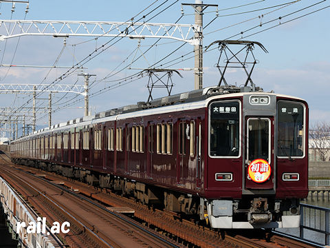 2026年初詣ヘッドマークを掲出する阪急8001×8R
